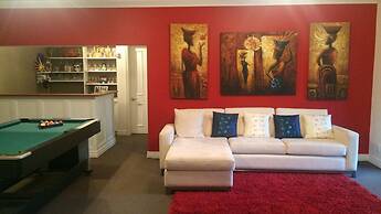 Hollywood Tree House