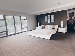 Hollywood Tree House