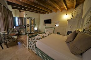 Caftan Cave Suites