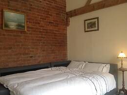 Squirrel Barn. Hi-spec. Hot tub & Wifi. Sleeps 14