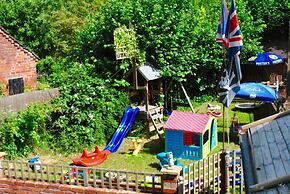 Squirrel Barn. Hi-spec. Hot tub & Wifi. Sleeps 14