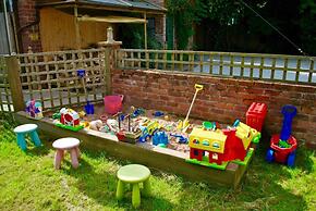 Squirrel Barn. Hi-spec. Hot tub & Wifi. Sleeps 14