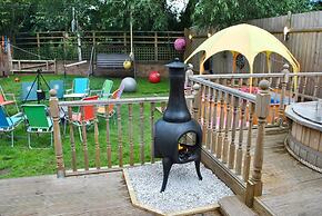 Squirrel Barn. Hi-spec. Hot tub & Wifi. Sleeps 14