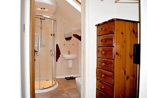 Squirrel Barn. Hi-spec. Hot tub & Wifi. Sleeps 14