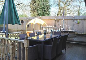 Squirrel Barn. Hi-spec. Hot tub & Wifi. Sleeps 14