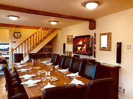 Squirrel Barn. Hi-spec. Hot tub & Wifi. Sleeps 14