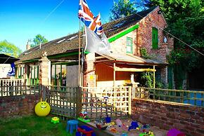 Squirrel Barn. Hi-spec. Hot tub & Wifi. Sleeps 14