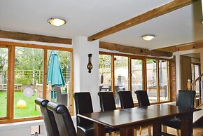 Squirrel Barn. Hi-spec. Hot tub & Wifi. Sleeps 14