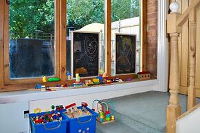 Squirrel Barn. Hi-spec. Hot tub & Wifi. Sleeps 14