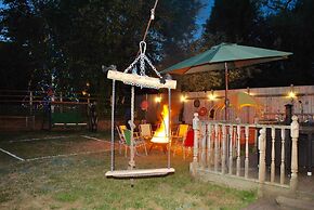 Squirrel Barn. Hi-spec. Hot tub & Wifi. Sleeps 14