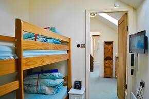 Squirrel Barn. Hi-spec. Hot tub & Wifi. Sleeps 14