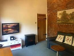 Squirrel Barn. Hi-spec. Hot tub & Wifi. Sleeps 14