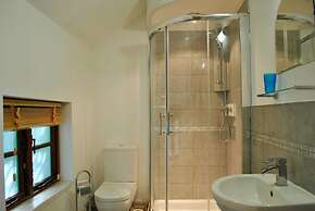 Squirrel Barn. Hi-spec. Hot tub & Wifi. Sleeps 14