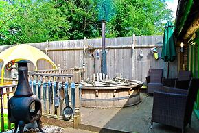 Squirrel Barn. Hi-spec. Hot tub & Wifi. Sleeps 14