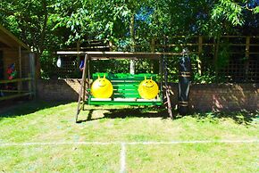 Squirrel Barn. Hi-spec. Hot tub & Wifi. Sleeps 14