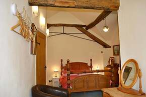 Squirrel Barn. Hi-spec. Hot tub & Wifi. Sleeps 14