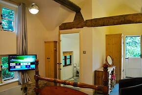 Squirrel Barn. Hi-spec. Hot tub & Wifi. Sleeps 14