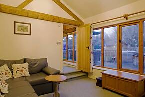 Squirrel Barn. Hi-spec. Hot tub & Wifi. Sleeps 14
