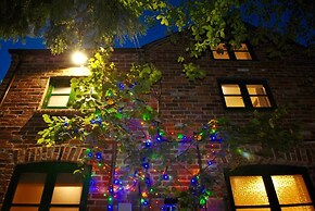 Squirrel Barn. Hi-spec. Hot tub & Wifi. Sleeps 14