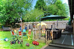 Squirrel Barn. Hi-spec. Hot tub & Wifi. Sleeps 14