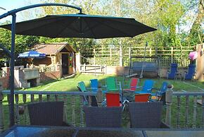 Squirrel Barn. Hi-spec. Hot tub & Wifi. Sleeps 14