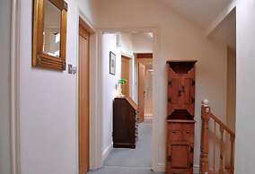 Squirrel Barn. Hi-spec. Hot tub & Wifi. Sleeps 14