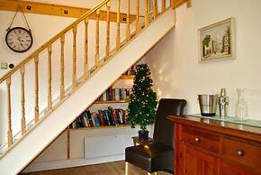 Squirrel Barn. Hi-spec. Hot tub & Wifi. Sleeps 14