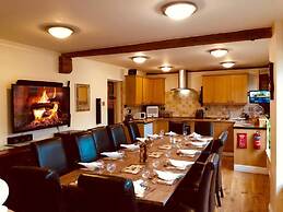 Squirrel Barn. Hi-spec. Hot tub & Wifi. Sleeps 14