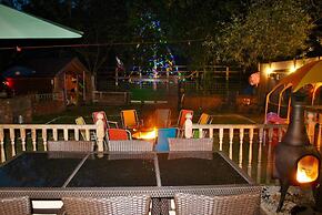 Squirrel Barn. Hi-spec. Hot tub & Wifi. Sleeps 14