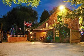 Squirrel Barn. Hi-spec. Hot tub & Wifi. Sleeps 14