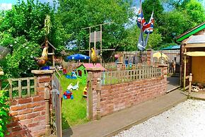 Squirrel Barn. Hi-spec. Hot tub & Wifi. Sleeps 14