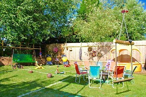 Squirrel Barn. Hi-spec. Hot tub & Wifi. Sleeps 14