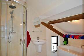 Squirrel Barn. Hi-spec. Hot tub & Wifi. Sleeps 14