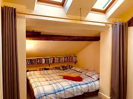 Squirrel Barn. Hi-spec. Hot tub & Wifi. Sleeps 14