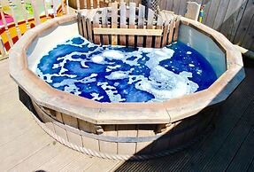 Squirrel Barn. Hi-spec. Hot tub & Wifi. Sleeps 14