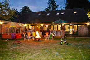Squirrel Barn. Hi-spec. Hot tub & Wifi. Sleeps 14