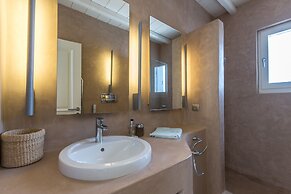 Hera iconic Mykonian Villa