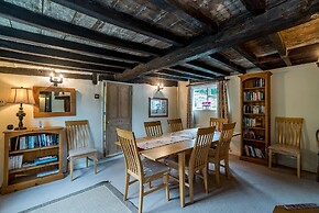 Yew Tree Cottage- Sleeps 12, Garden & Pet-friendly