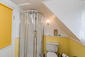 Yew Tree Cottage- Sleeps 12, Garden & Pet-friendly
