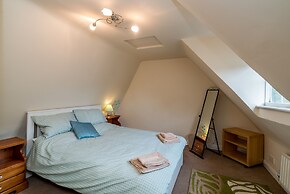 Yew Tree Cottage- Sleeps 12, Garden & Pet-friendly