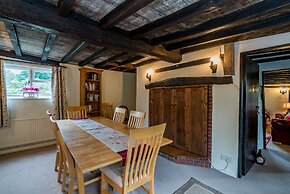 Yew Tree Cottage- Sleeps 12, Garden & Pet-friendly