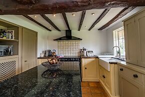 Yew Tree Cottage- Sleeps 12, Garden & Pet-friendly