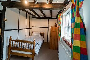 Yew Tree Cottage- Sleeps 12, Garden & Pet-friendly