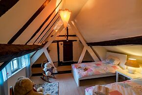 Yew Tree Cottage- Sleeps 12, Garden & Pet-friendly