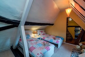 Yew Tree Cottage- Sleeps 12, Garden & Pet-friendly