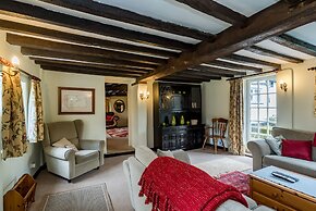 Yew Tree Cottage- Sleeps 12, Garden & Pet-friendly