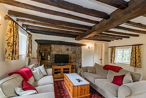 Yew Tree Cottage- Sleeps 12, Garden & Pet-friendly