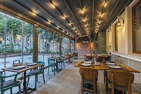 Obelisk Hotel & Suites