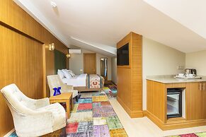 Obelisk Hotel & Suites