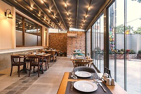 Obelisk Hotel & Suites